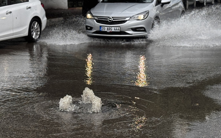 Antalya'da kuvvetli sağanak hayatı felç etti