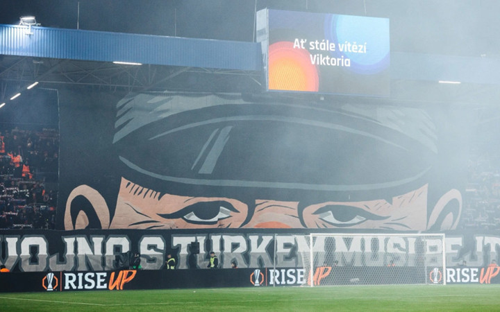 Viktoria Plzen-Fenerbahçe maçında skandal pankart!