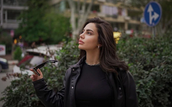 Müstehcen pozlarıyla çok konuşulmuştu! Ece Ronay'ın aylık geliri ne kadar? Dudak uçuklatan miktarlar...