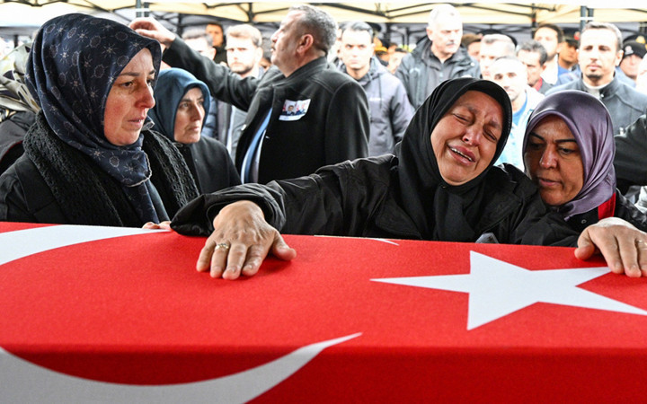 Türkiye yasta şehitler uğurlandı! Cenaze törenlerinden yürek yakan görüntüler