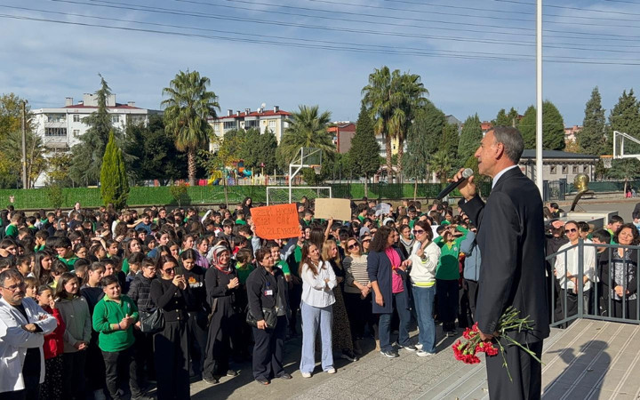 Samsun'da emektar öğretmene coşkulu veda! 43 yıllık Türkçe öğretmeni törenle öğrencilerine veda etti