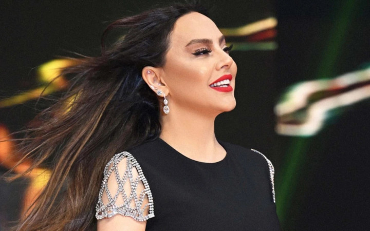 Ebru Gündeş mavi sevdamız dedi ama takipçileri takılarına bayıldı! Fiyatı ise...