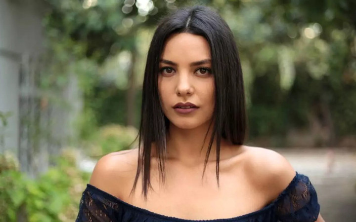 Güzel oyuncudan gizli aşk bombası! Gecelerde o isim ile yakalandı...