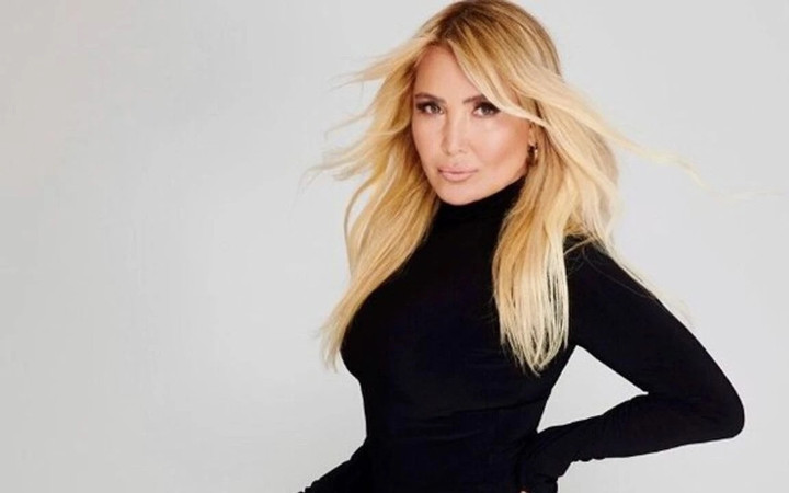 Yonca Evcimik'ten dans şov! Sahnede izleyenleri mest etti