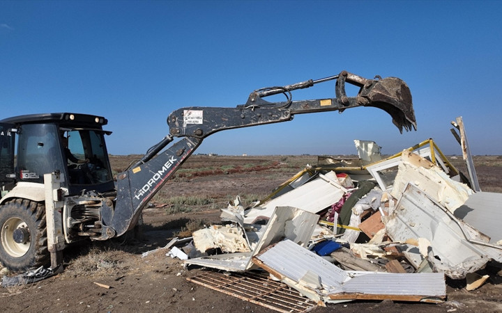 Adana Karataş'ta yıkım kararı çıkmıştı! Kaçak yapılar yıkılıyor