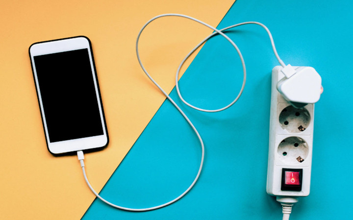 Telefonunu bu saatlerde şarj eden yandı! Bataryanın ömrünü 5 yıl kısaltıyor