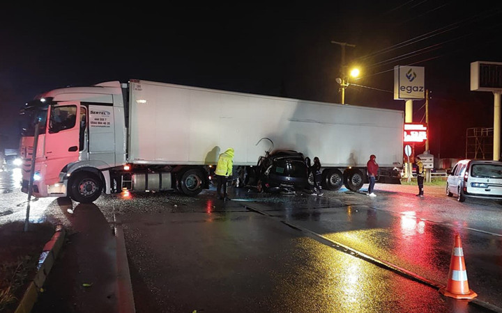 Otomobil TIR'ın altına girdi! Feci kazada ölenler var