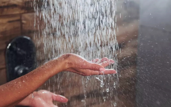 Sıcak su ile duş alıyorsanız dikkat! Cildiniz ölüyor olabilir...