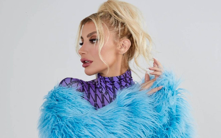 İrem Derici sahnede öyle bir şey itiraf etti ki... ''Şu an köpek gibi istiyorum!''