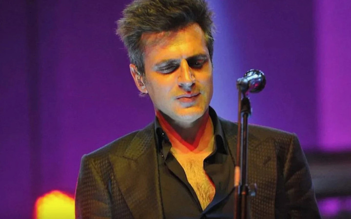 Teoman konserde herkesi şoka soktu! Bir anda kadın vokalin çıplak bacağına...