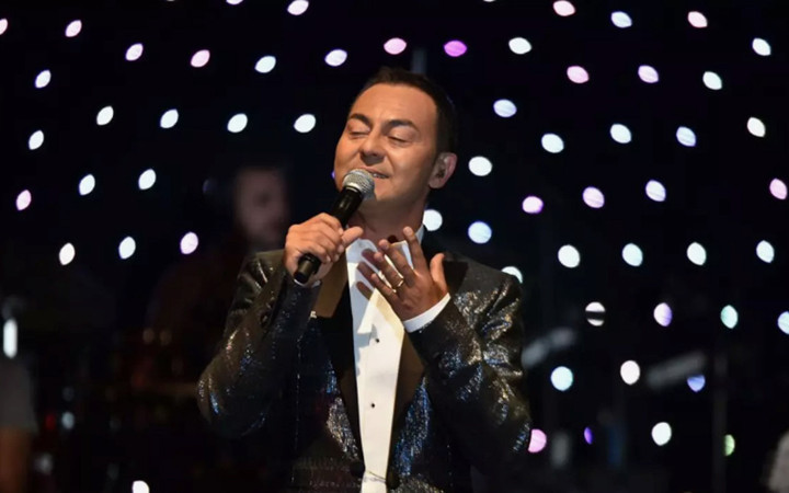 Serdar Ortaç'tan kahreden görüntü! Ayakta durmakta zorlandı, sahneye böyle çıktı