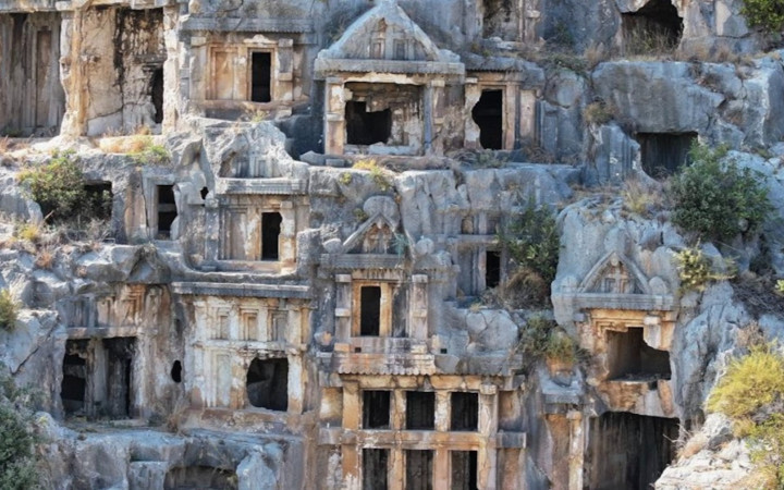İki büyük deprem geçiren kent sulara gömüldü! Turistler o şehre akın ediyor...