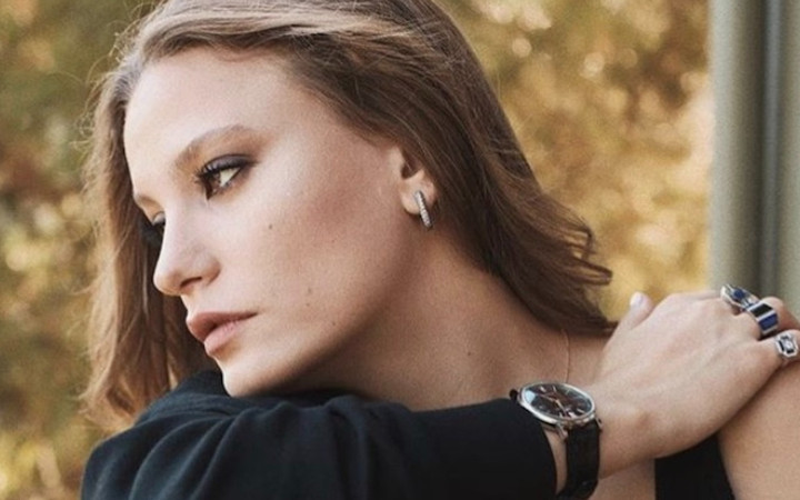 Serenay Sarıkaya aksesuarının fiyatı ile dudak uçuklattı! Sosyal medya çalkalanıyor...