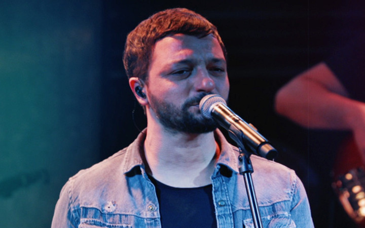 Şarkıcı Mehmet Erdem aldığı o haberle yıkıldı! Haberi duyanlar yanına koştu