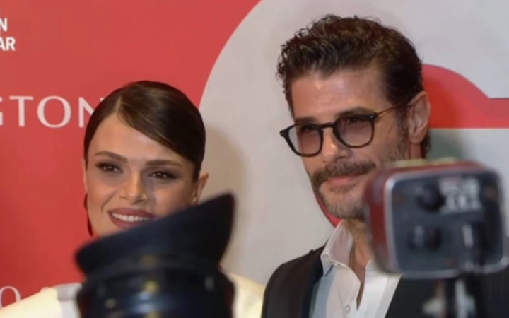 Oyuncu Sinem Ünsal'dan büyük başarı! Yılın kadını seçildi