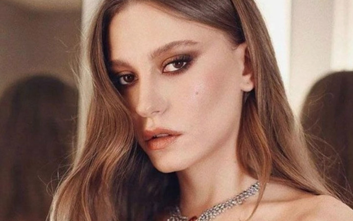 Güzel oyuncu Serenay Sarıkaya'nın yeni tasarımı olay! Ayakkabı mı çorap mı?