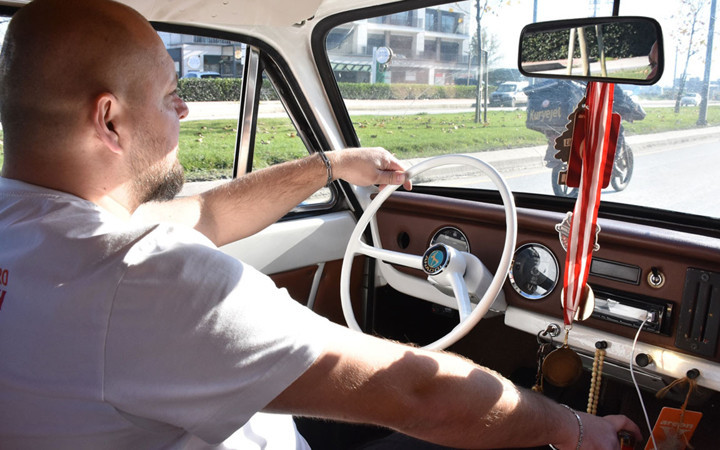 Çoçukluk hayalini gerçekleştirdi Anadol otomobiline ayakkabısız biniyor