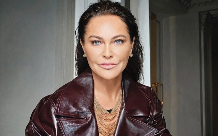 4 yıl aradan sonra setlere döndü! Hülya Avşar'ın tesettürlü hali sosyal medyayı ikiye böldü