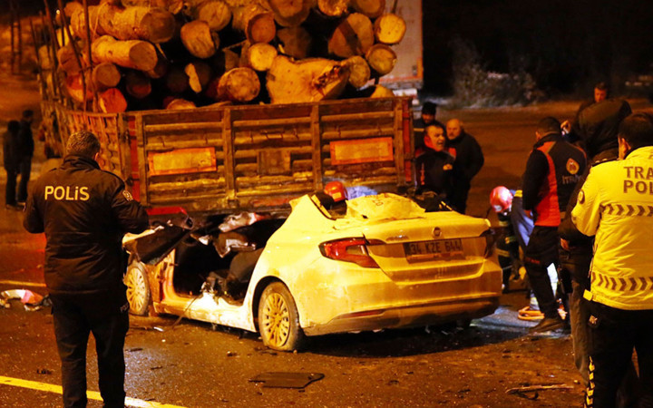 Kastamonu'da feci kaza! Otomobil ok gibi saplandı