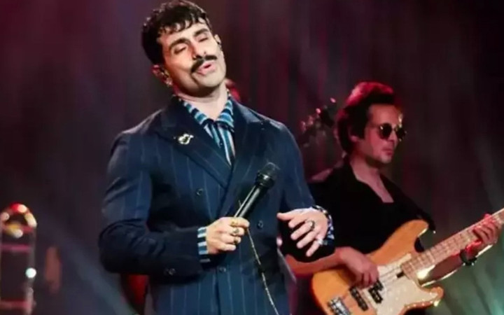 Bambaşka biri oldu! Gökhan Türkmen'den yeni yıla yeni imaj