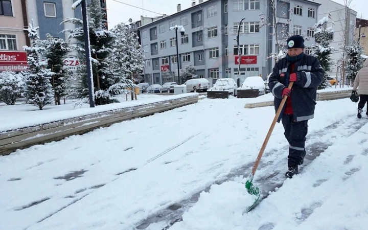 Bolu'da hayat felç! Kar yağışı günlerdir durmuyor...