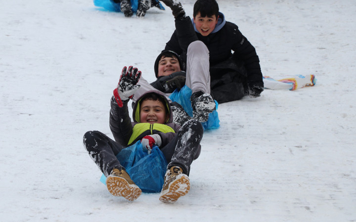Valiliklerden peş peşe son dakika açıklamalar: 13 Ocak Salı hangi illerde okullar tatil edildi?