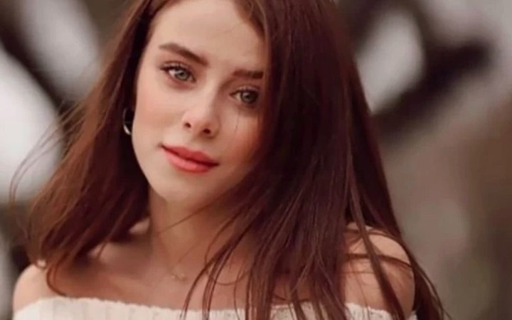 Işıltısı ile her daim göz kamaştıran İlayda Alişan'dan yürek yakan itiraf! "Çocukluğumu yaşayamadım"