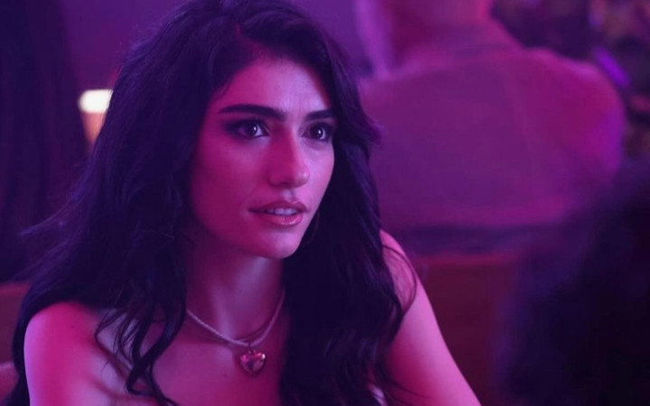 Hazar Ergüçlü ödül gecesi tarzı ile olay yarattı! Karelerine beğeni yağdı