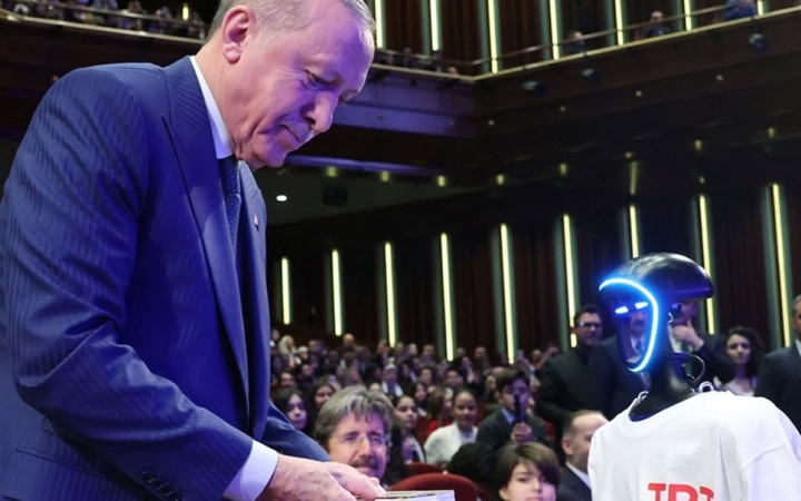 Cumhurbaşkanı Erdoğan'a kanal açılışı kumandasını robot getirdi
