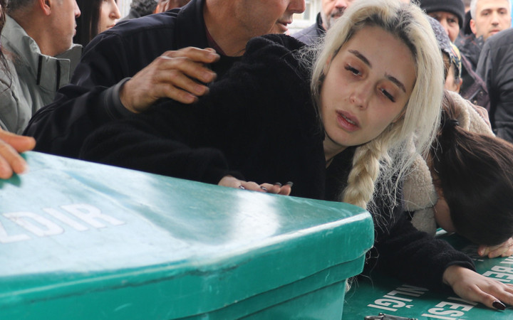 Babalarının öldürdüğü kardeşlere acı veda! Biri 6 diğeri 8 yaşındaydı