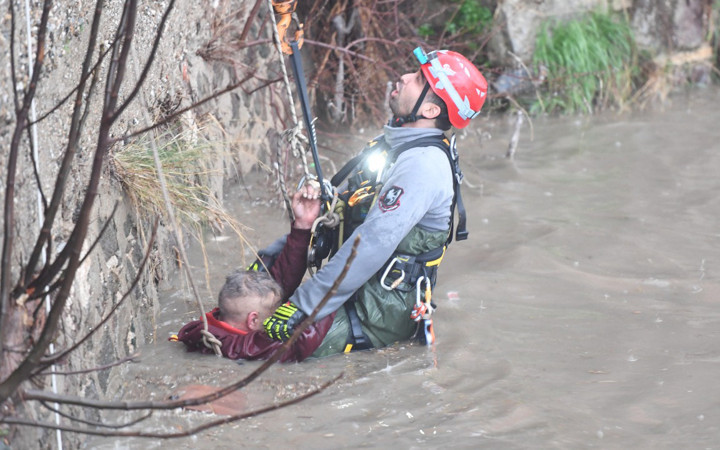 Sağanak İzmir'de fena vurdu! Su yükselince canını zor kutardı