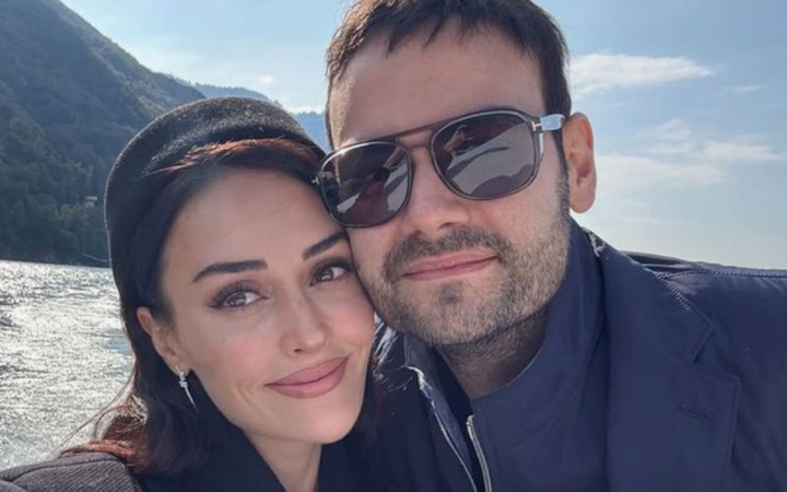 Esra Bilgiç'ten cesur paylaşım! Sevgilisi Faruk Sabancı ile yatakta burun buruna...