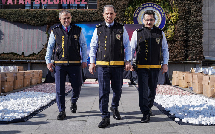İstanbul'da uyuşturucu operasyonlarında ele geçirilenler emniyette sergilendi