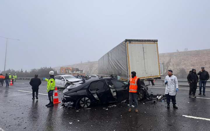 TAG Otoyolu'nda 10 aracın karıştığı zincirleme kaza! Ölenler ve yaralılar var