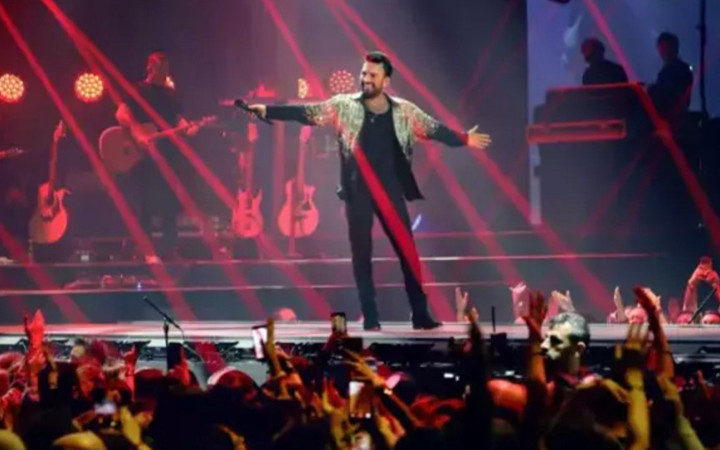 Hayranlığın böylesi! Tarkan'ın terli havlusunu alınca sevinç çığlıkları attı...