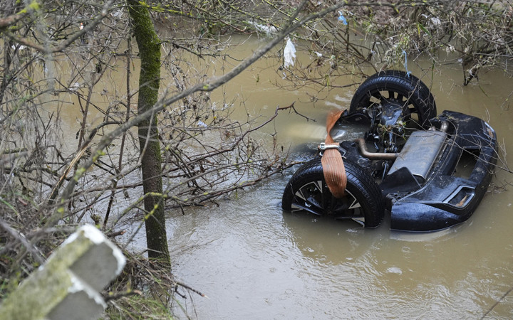 Sürücü ve yolcu kaçtı! Dereye uçan otomobildeki 2 kız kardeş hayatını kaybetti