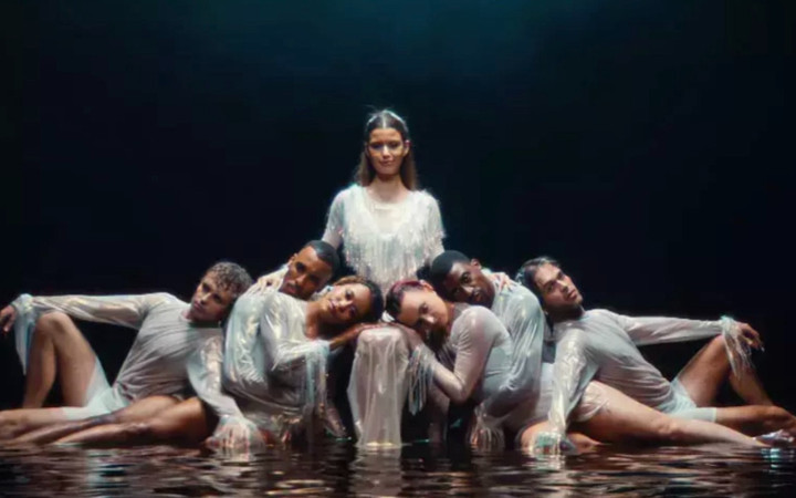 Beren Saat müzik piyasasında! İlk klibine yorum yağdı...