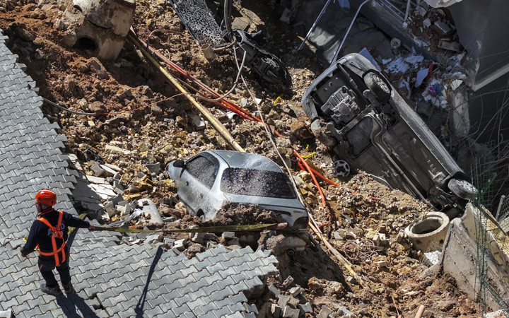 Menemen'de büyük bir sesle uyandılar sokağa koştular gün aydınlandı manzara ortaya çıktı