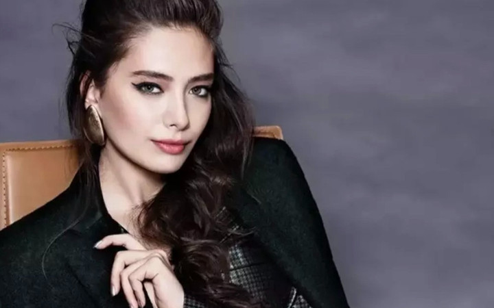 Neslihan Atagül ayna karşısından paylaştı! O karelerine beğeni yağdı...