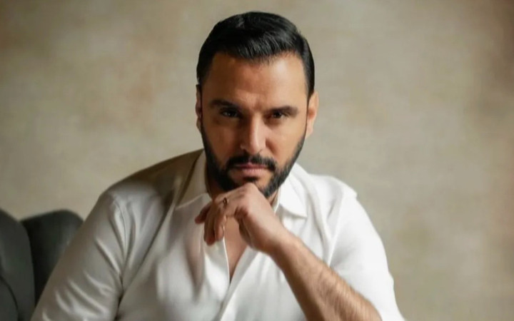 Şarkıcı Alişan ramazanın ilk gününde Umre'ye gitti...