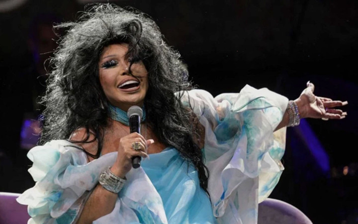 Diva Bülent Ersoy'un iftar davetine giderken giydiği kıyafete bakın