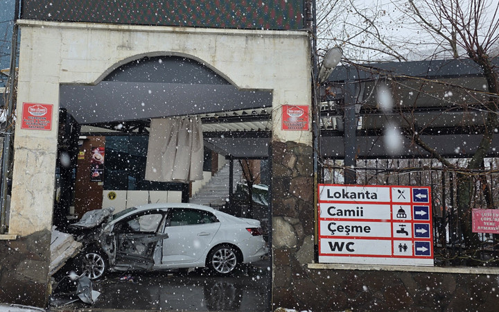 Feci kaza! Otomobil lokantaya girdi yaralılar var