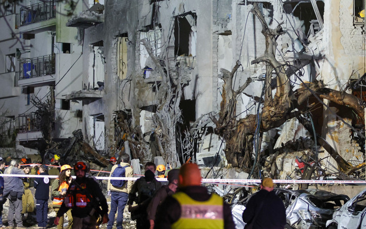 İran'ın misillemesinde Tel Aviv'e füze isabet etti