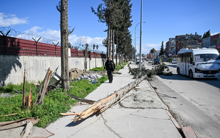 Adana'yı rüzgar vurdu! Direkler ve ağaçlar devrildi...