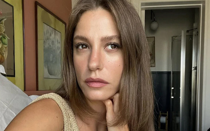 Paris’te Serenay Sarıkaya fırtınası! Adım attığı yeri salladı, bakan bir daha baktı