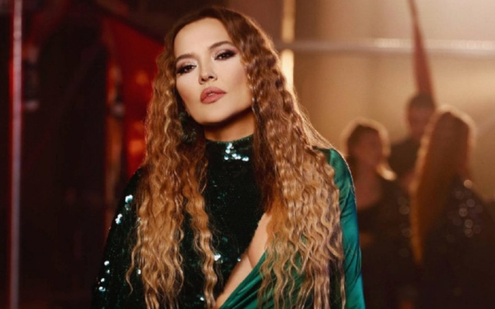 Demet Akalın klip için bambaşka birine dönüştü! Sarışın oldu, tozu dumana kattı