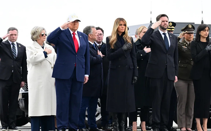 Trump İran savaşında öldürülen ABD askerlerinin naaşını böyle karşıladı