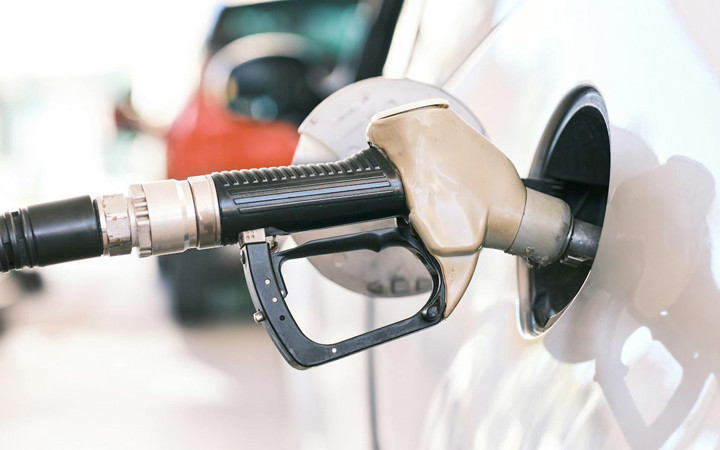 Motorinin litre fiyatına devasa indirim bu gece! Benzin için de son dakika sürprizi