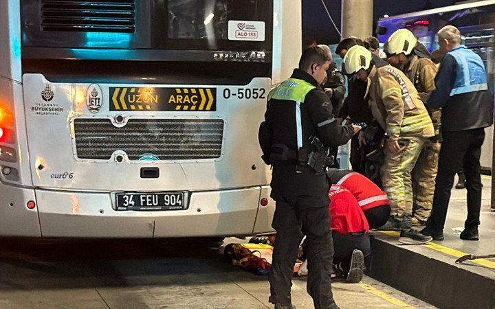 Metrobüs ayağının üzerinden geçti!
