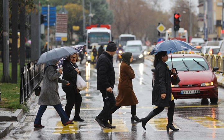 Hafta sonuna aldanmayın! Meteoroloji'den 12 kent için sarı kodlu alarm: Soğuk ve yağış kapıda